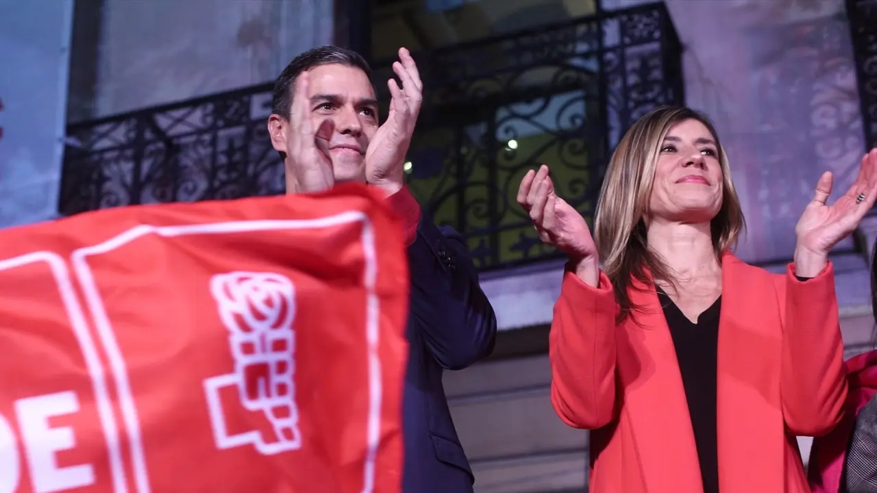 El secretario general del PSOE y presidente del Gobierno, Pedro S&aacute;nchez y su mujer, Bego&ntilde;a G&oacute;mez. Eduardo Parra / Archivo