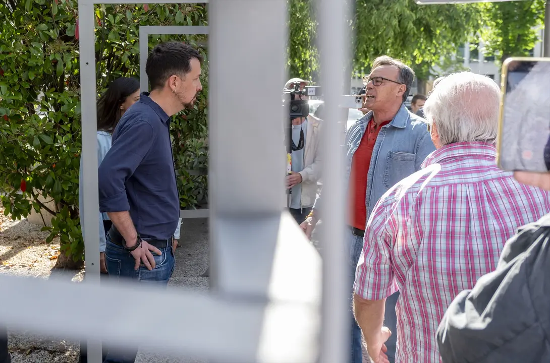 Varias personas protestan frente al exvicepresidente del Gobierno Pablo Iglesias, a su llegada para declarar en el Juzgado de lo Penal n&ordm; 14 de Madrid. Alberto Ortega