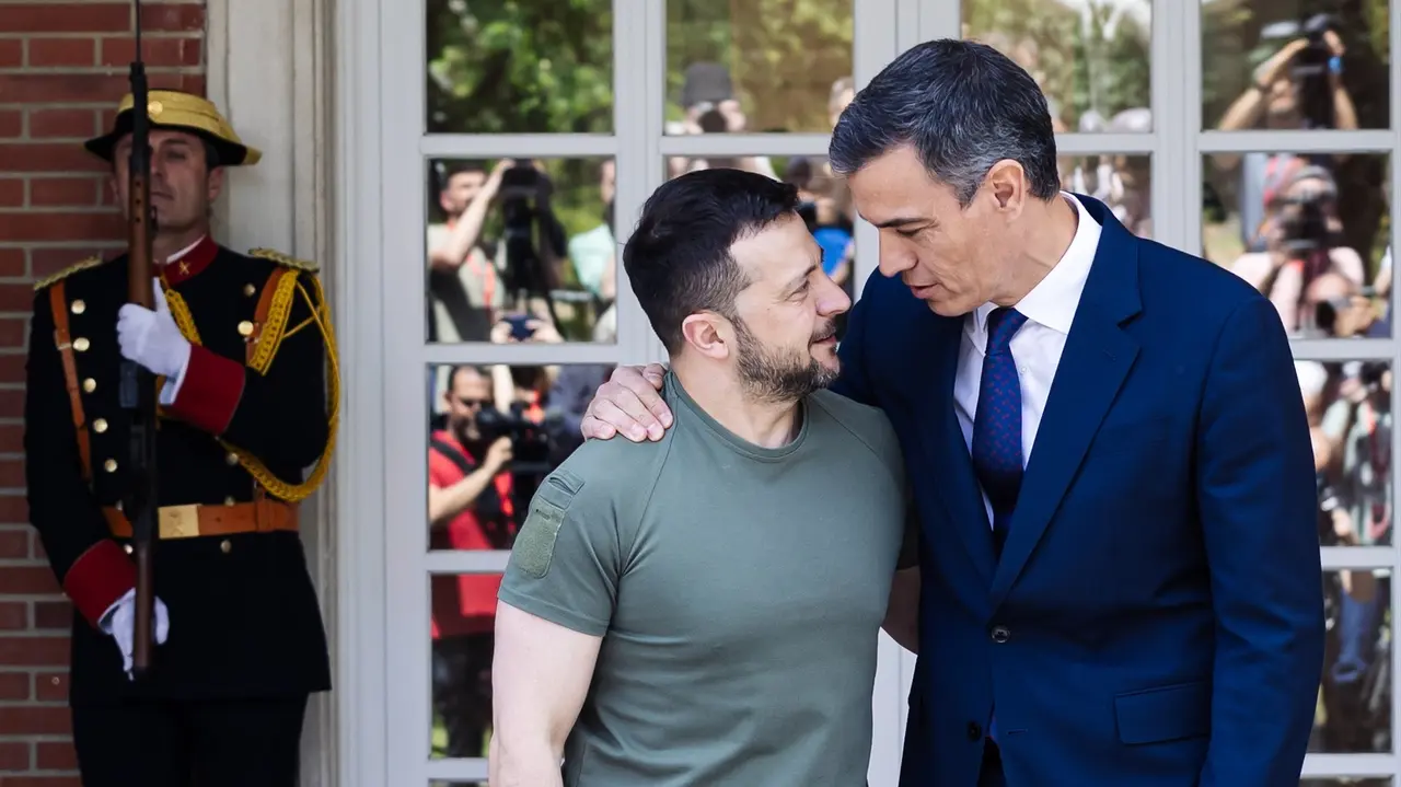 El presidente de Ucrania, Volodimir Zelenski (i) y el presidente del Gobierno, Pedro S&aacute;nchez (d), se saludan a su llegada a un encuentro en el Palacio de La Moncloa. Carlos Luj&aacute;n
