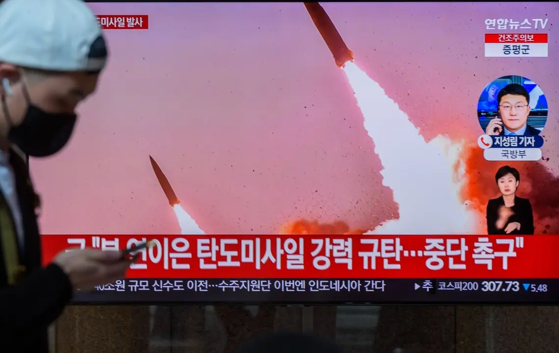 Imagen de la televisi&oacute;n mostrando las fotograf&iacute;as reveladas por Corea del Norte del lanzamiento de misiles bal&iacute;sticos. EP / Archivo