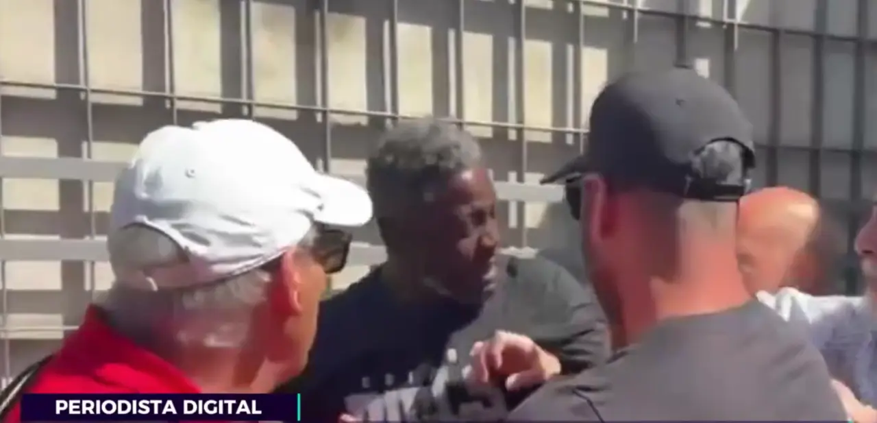 Momento de la agresi&oacute;n al periodista. / Redes sociales