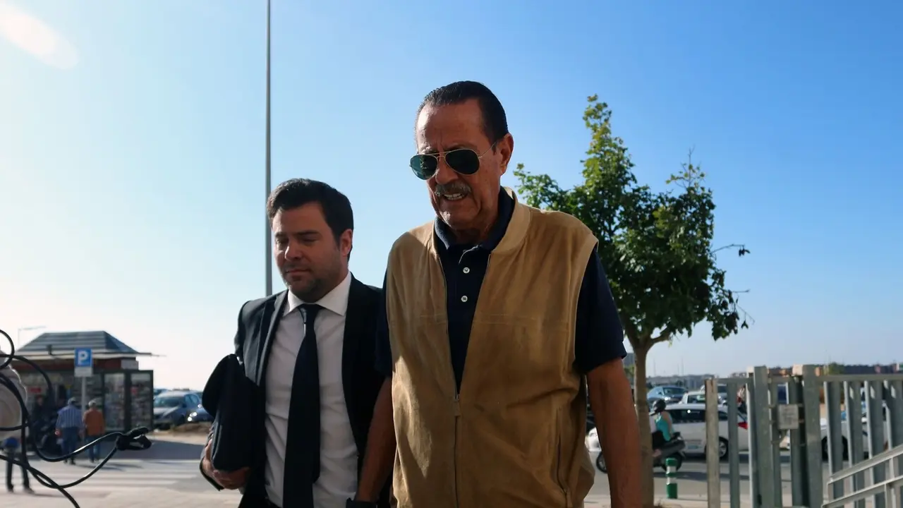 Juli&aacute;n Mu&ntilde;oz mientras acud&iacute;a al juzgado. / Archivo