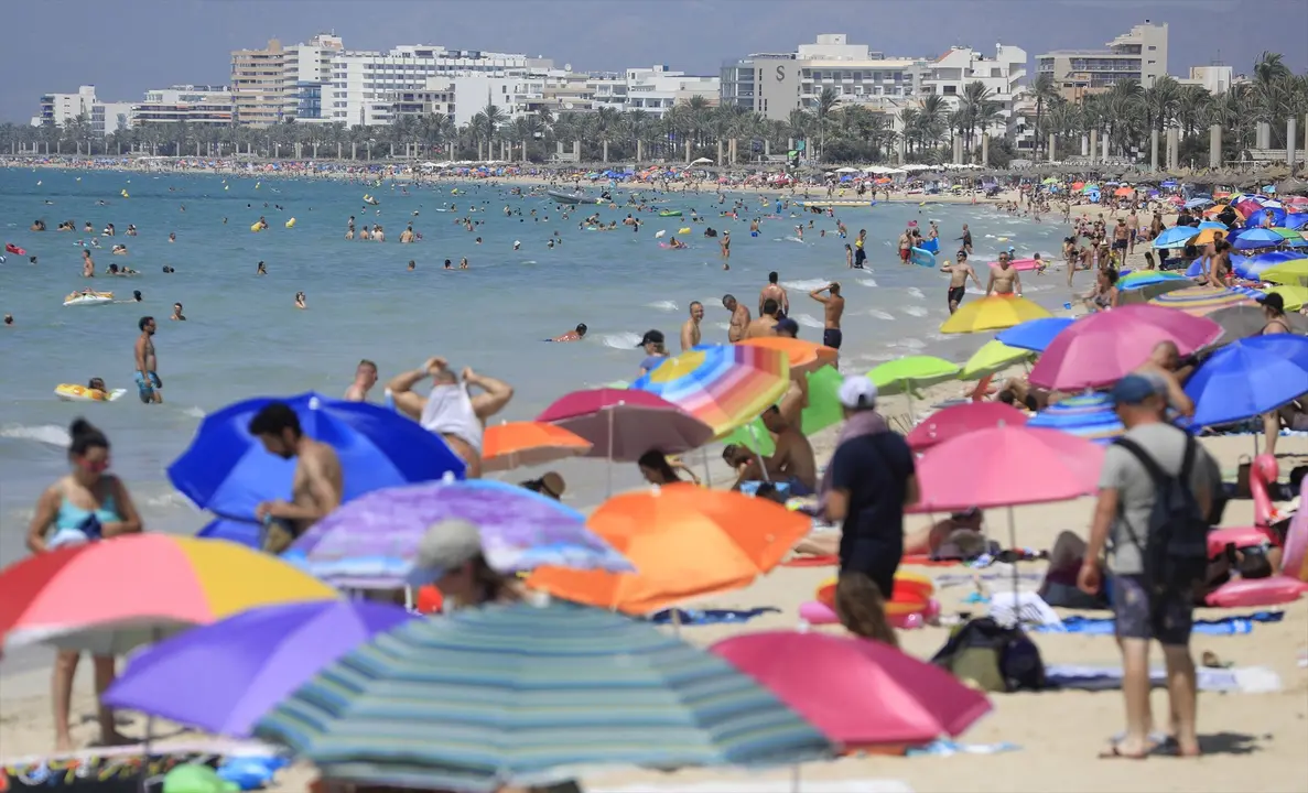 Decenas de personas en una playa de Palma. Clara Margais / Archivo
