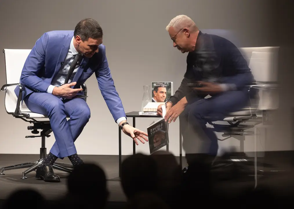 El presidente del Gobierno, Pedro S&aacute;nchez (i) y el presentador de televisi&oacute;n, Jorge Javier V&aacute;zquez (d), durante la presentaci&oacute;n del libro &lsquo;Tierra firme&rsquo;. Eduardo Parra / Archivo