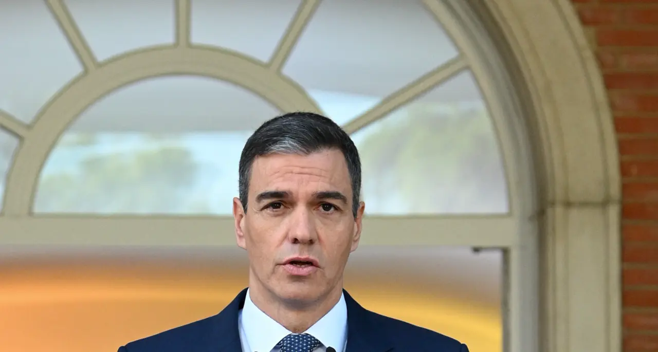 El presidente del Gobierno, Pedro S&aacute;nchez, durante una rueda de prensa, en el Congreso de los Diputados, a 28 de mayo de 2024, en Madrid (Espa&ntilde;a). Pedro S&aacute;nchez ha realizado una declaraci&oacute;n institucional sobre el reconocimiento del Estado de Palestina, tras anunciar el pasado mi&eacute;rcoles, 22 de mayo, que Espa&ntilde;a iba a proceder al reconocimiento de Palestina como Estado hoy, 28 de mayo, en el Consejo de Ministros tras el acuerdo alcanzado entre PSOE y Sumar en ese sentido. El anuncio se produjo de forma pr&aacute;cticamente simult&aacute;nea al que hicieron los gobiernos de Irlanda y Noruega, con la respuesta israel&iacute; inmediata llamando a consultas de sus embajadores en estos tres pa&iacute;ses y la convocatoria de sus embajadores en Tel Aviv en el Ministerio de Exteriores. leer menos

Firma: Pool Moncloa / Borja Puig de la Bellacasa