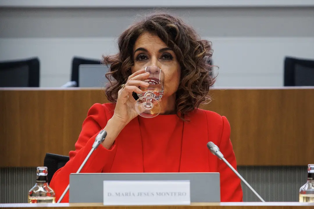 La vicepresidenta primera y ministra de Hacienda, Mar&iacute;a Jes&uacute;s Montero, bebe agua durante unas jornadas. EP / Archivo