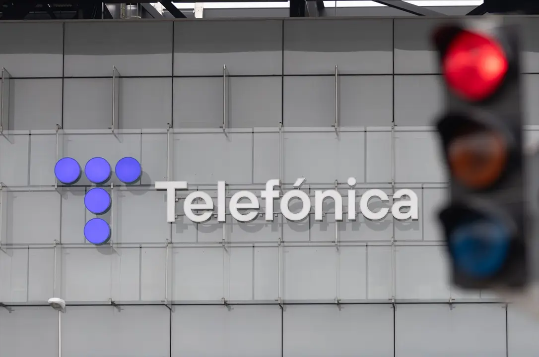 Un sem&aacute;foro en rojo frente a la sede de Telef&oacute;nica. Eduardo Parra / Archivo