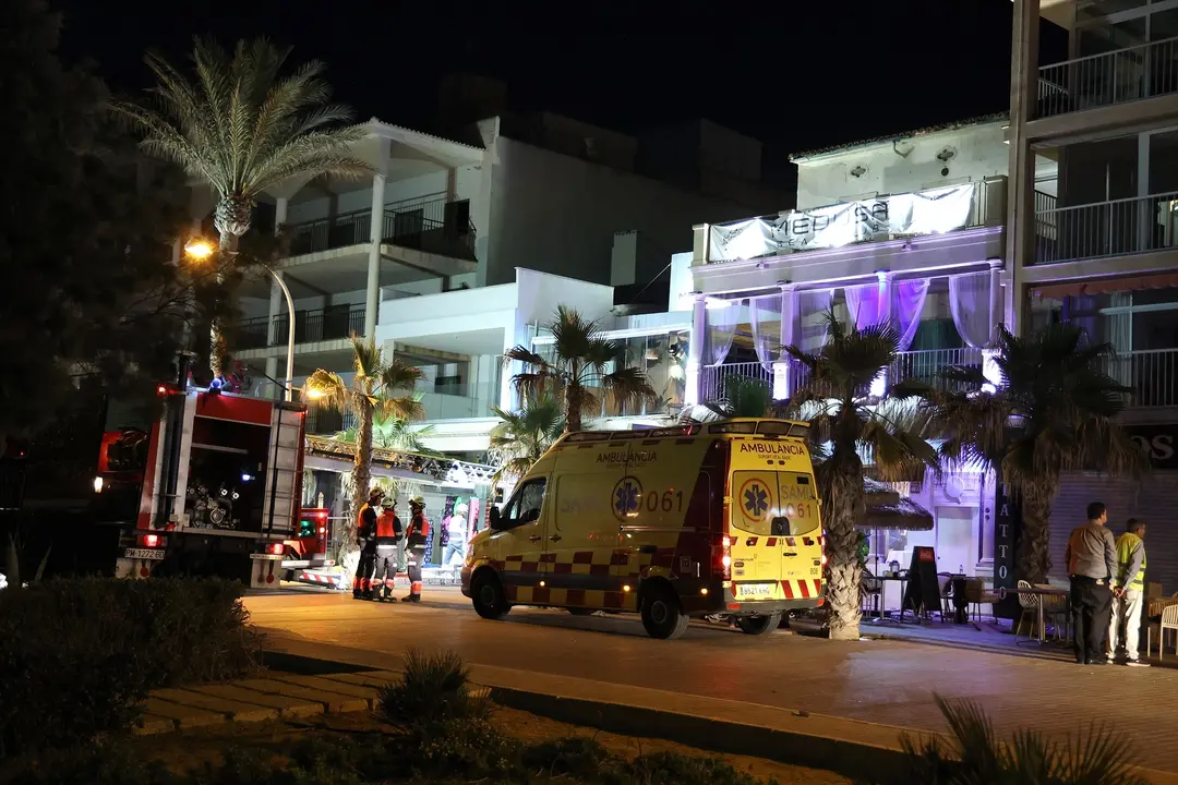 Los servicios de emergencia en las inmediaciones de un edificio derrumbado. / EP / Archivo