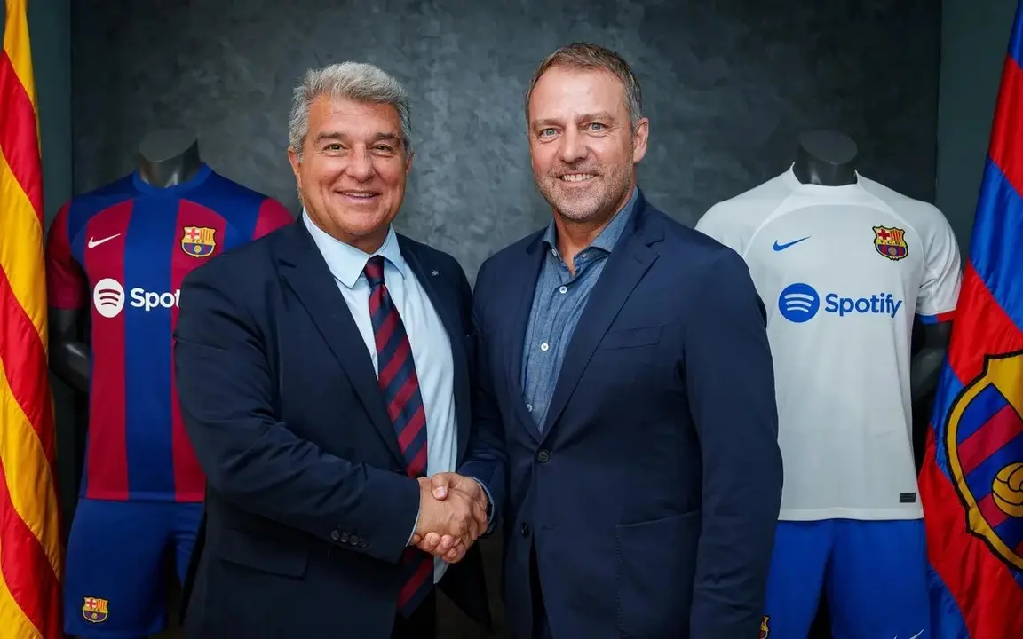 El presidente del FC Barcelona, Joan Laporta, junto al nuevo entrenador del primer equipo de f&uacute;tbol masculino, el alem&aacute;n Hansi Flick. / FCB