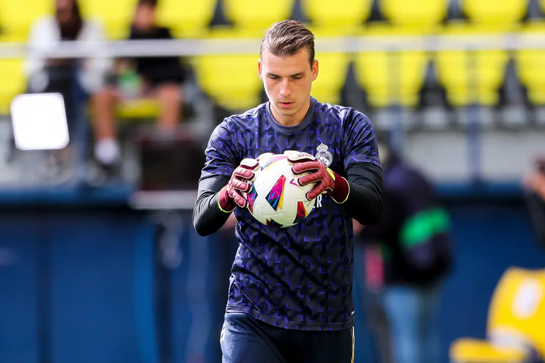 Andriy Lunin calentando antes del partido frente al Villarreal. / EP