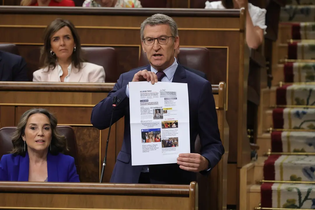 El l&iacute;der del PP, Alberto N&uacute;&ntilde;ez Feij&oacute;o, interviene durante la sesi&oacute;n de control al Gobierno, en el Congreso de los Diputados, mostrando un compendio de las noticias publicadas sobre Bego&ntilde;a G&oacute;mez. / Jes&uacute;s Hell&iacute;n