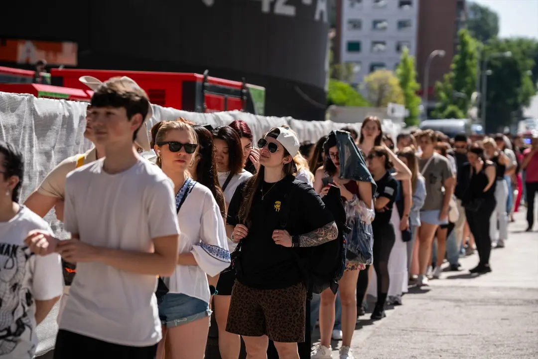 Decenas de personas hacen cola para la compra de merchandising de Taylor Swift. Matias Chiofalo
