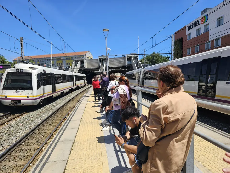 Pasajeros de un tren afectados por un fallo provocado al abrir las puertas dos adolescentes. / EP