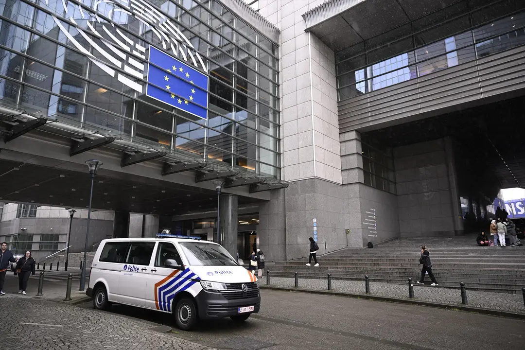 Un coche de la polic&iacute;a frente a la sede del Parlamento Europeo. Laurie Dieffembacq
