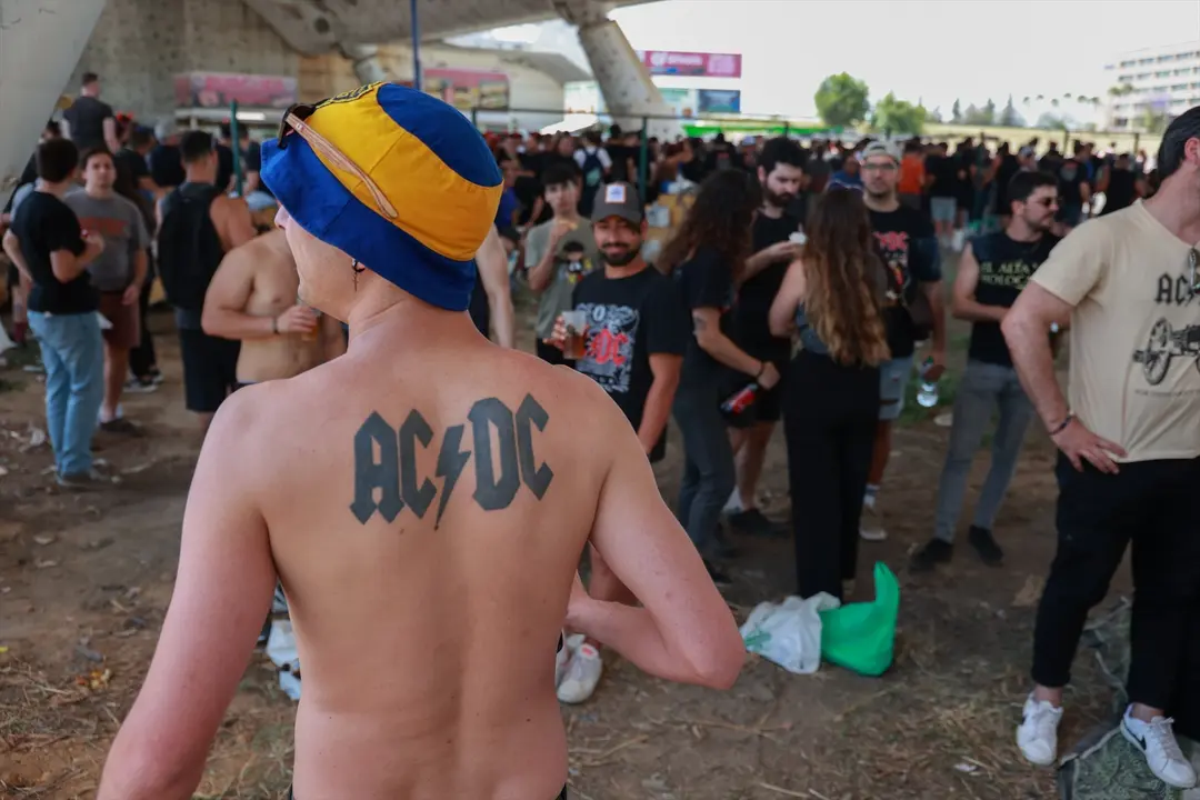 Colas para el primer concierto de AC/DC en el estadio ol&iacute;mpico de Sevilla. Roc&iacute;o Ruz