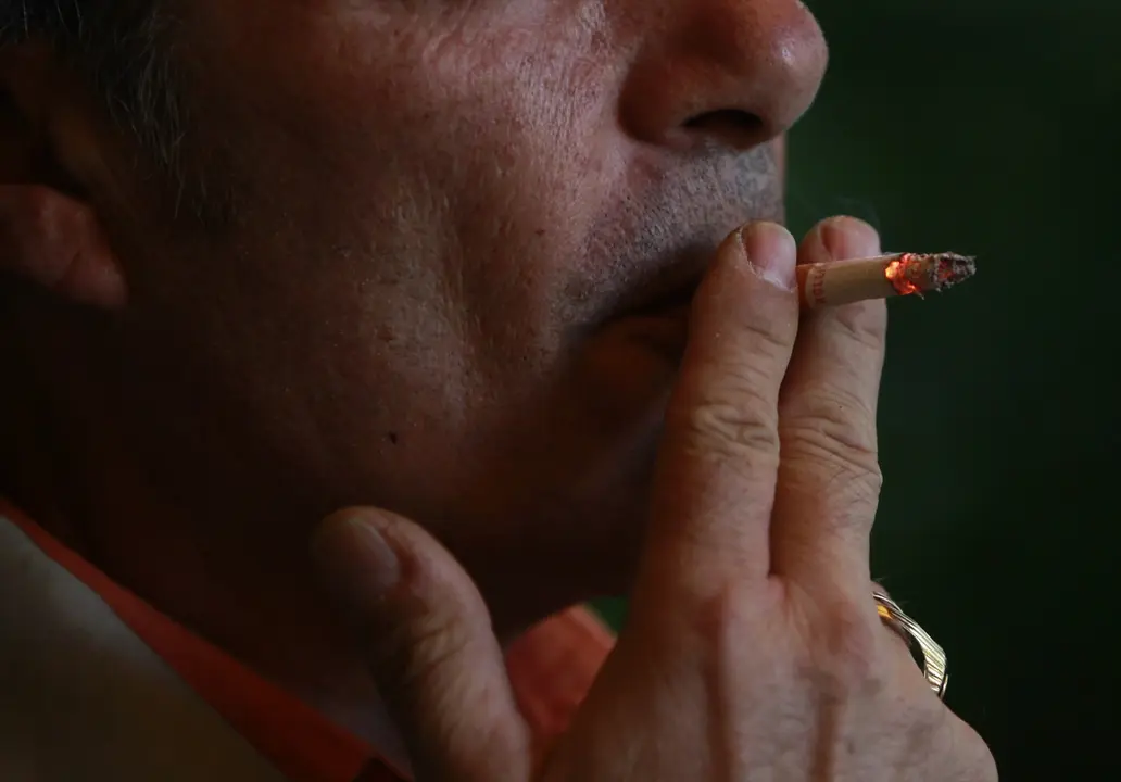 Una persona fumando. EP / Archivo