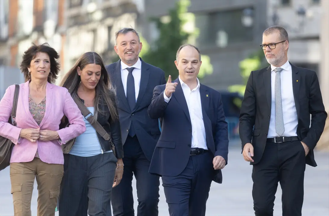 (I-D) Los diputados de Junts Pilar Calvo; Miriam Nogueras; Josep Maria Cervera; Jordi Turull y Josep Maria Cruset a su llegada al pleno en el Congreso de los Diputados. Eduardo Parra