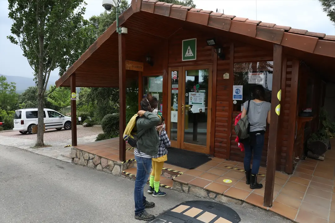 Varios clientes esperan en la recepci&oacute;n de un camping. EP / Archivo
