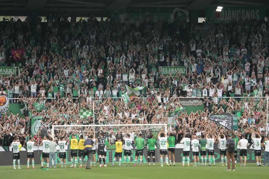 Los jugadores del Racing agradecen el apoyo de La Gradona al t&eacute;rmino de un partido en Los Campos de Sport. / RRC