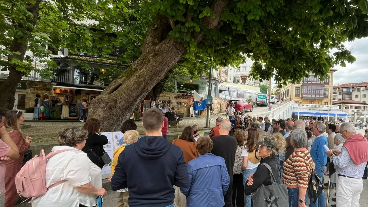 Decenas de personas durante la concentraci&oacute;n de hoy s&aacute;bado, en la emblem&aacute;tica plaza de Comillas. / Alerta