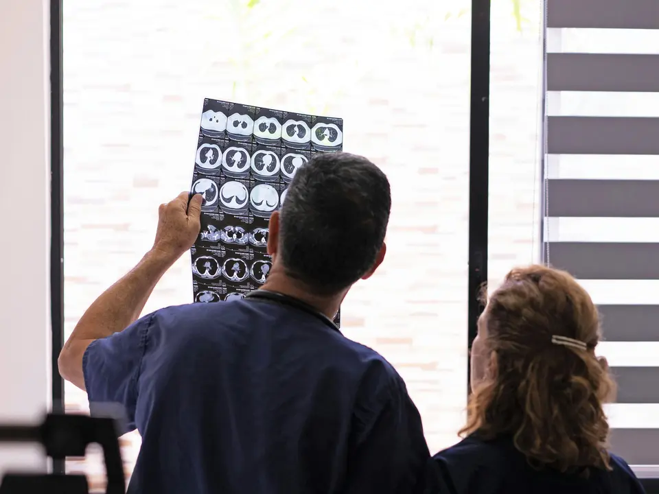 La falta de m&eacute;dicos de familia ha generado numerosas vacantes en los servicios de salud. / alerta