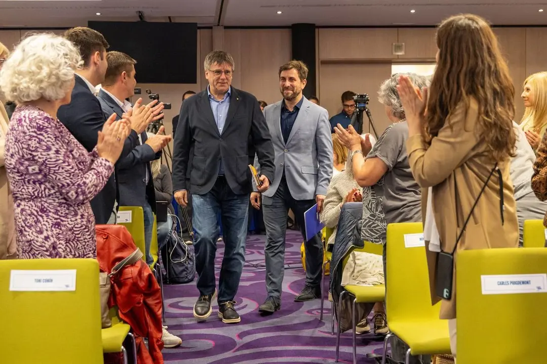 El expresidente catal&aacute;n, Carles Puigdemont, y el candidato de Junts a las elecciones europeas, Toni Com&iacute;n, en un acto de campa&ntilde;a en Bruselas (Bruselas). / A.E.