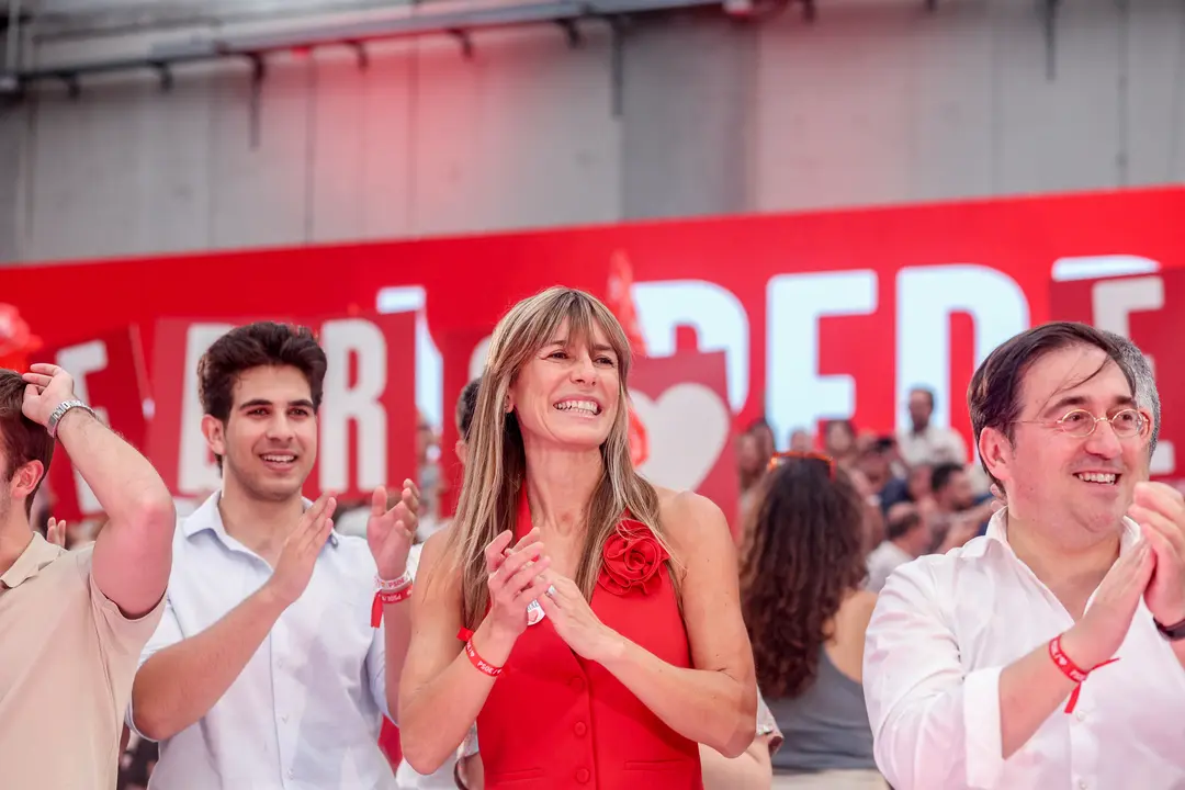 La mujer de Pedro S&aacute;nchez, Bego&ntilde;a G&oacute;mez (c), y el ministro de Asuntos Exteriores, Uni&oacute;n Europea y Cooperaci&oacute;n, Jos&eacute; Manuel Albares. / Ricardo Rubio