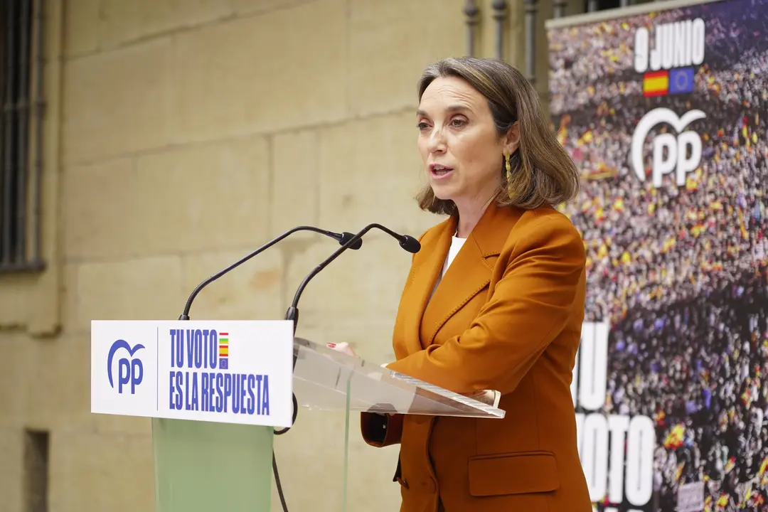 La secretaria general del PP, Cuca Gamarra, interviene durante un acto del PP con motivo de las elecciones europeas. / Alberto Ruiz