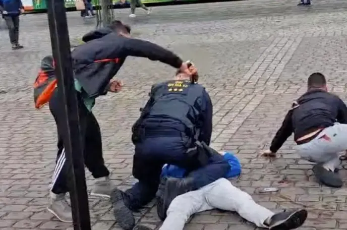 El polic&iacute;a alem&aacute;n apu&ntilde;alado por el terrorista isl&aacute;mico en Mannheim cuando intentaba inmovilizar a uno de los miembros de la mesa informativa que intentaba detener al terrorista.