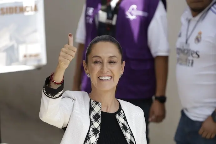 La candidata presidencial mexicana Claudia Sheinbaum Pardo, de la coalici&oacute;n Sigamos Haciendo Historia, muestra su pulgar marcado tras depositar su voto durante las elecciones generales mexicanas. Foto: Luis Barron/eyepix v&iacute;a ZUMA Press Wire/dpa

Firma: Luis Barron / eyepix via ZUMA Pres / DPA