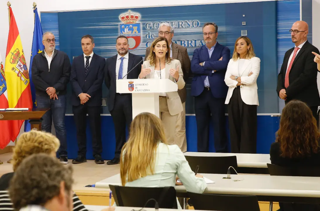 La presidenta de Cantabria, Mar&iacute;a Jos&eacute; S&aacute;enz de Buruaga, firma el pacto profesional con el colectivo m&eacute;dico. / LARA REVILLA