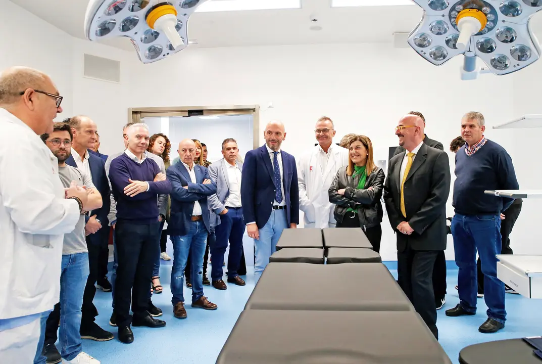 La presidenta de Cantabria, Mar&iacute;a Jos&eacute; S&aacute;enz de Buruaga  y El consejero c&aacute;ntabro de Salud, C&eacute;sar Pascual en el Hospital de Laredo. / Alerta