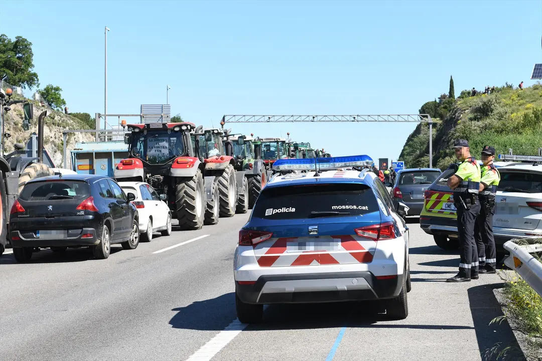 Polic&iacute;a tras el corte de la autopista AP7 a la altura de Le Perthus, en la frontera entre Espa&ntilde;a y Francia. Gloria S&aacute;nchez