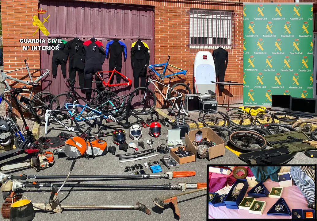 Material intervenido por la Guardia Civil en robos de almacenes y trasteros en Sol&oacute;rzano, Limpias y Santo&ntilde;a. / GC