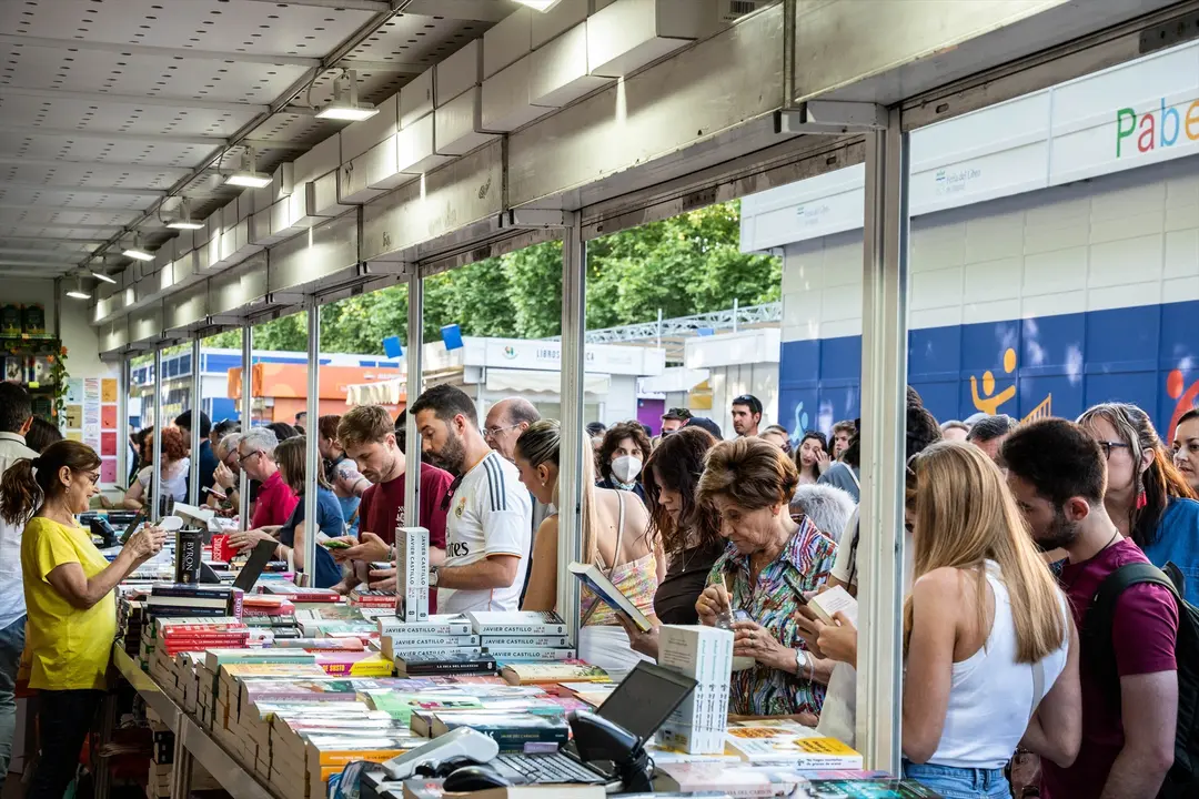 Ambiente durante la 83&ordf; edici&oacute;n de la Feria del Libro de Madrid. Matias Chiofalo
