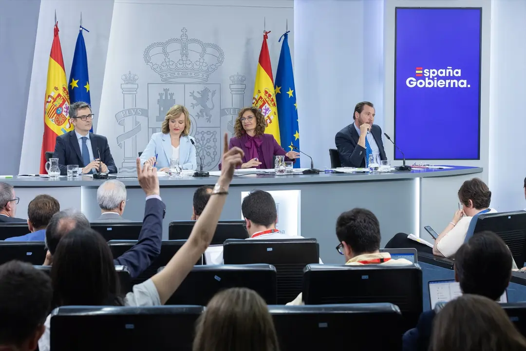 (I-D) El ministro de la Presidencia, Justicia y Relaciones con las Cortes, F&eacute;lix Bola&ntilde;os; la ministra de Educaci&oacute;n y Formaci&oacute;n Profesional, Pilar Alegr&iacute;a; la vicepresidenta cuarta y ministra de Hacienda, Mar&iacute;a Jes&uacute;s Montero y el ministro de Transportes y Movilidad Sostenible, &Oacute;scar Puente, durante una rueda de prensa posterior al Consejo de Ministros. Eduardo Parra