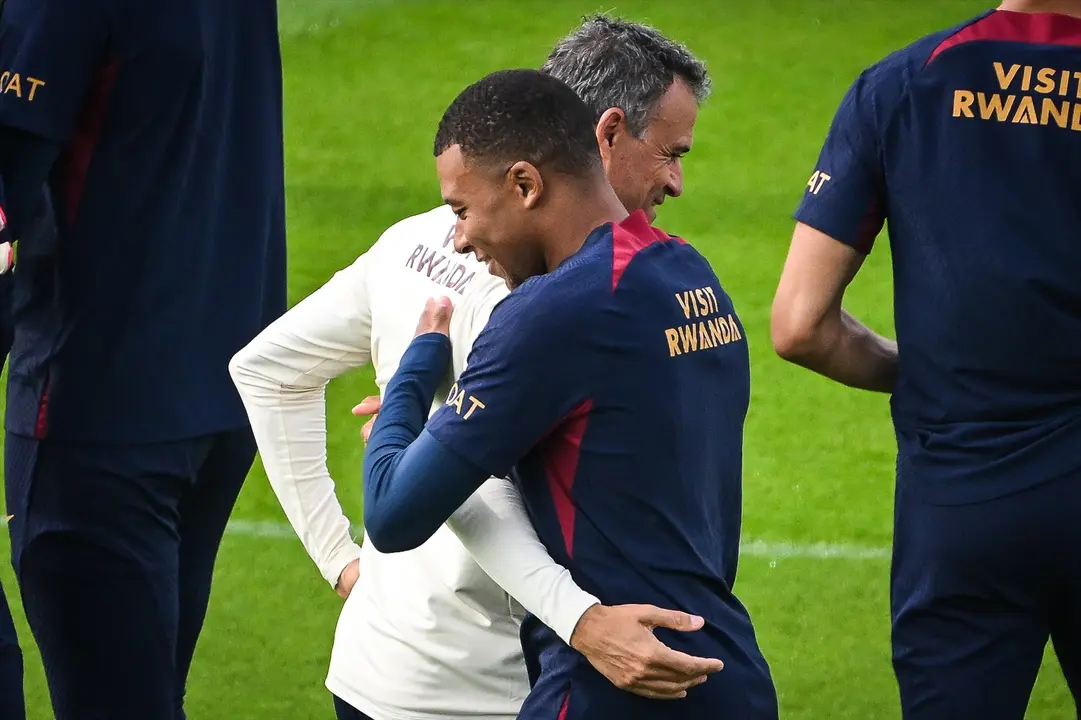Kylian Mbap&eacute;e abrazando a Luis Enrique. Matthieu Mirville / Archivo