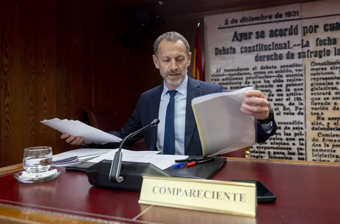 El presidente del Administrador de Infraestructuras Ferroviarias (ADIF), &Aacute;ngel Contreras Mar&iacute;n, a su llegada a comparecer durante la Comisi&oacute;n de Investigaci&oacute;n sobre el &lsquo;caso Koldo&rsquo;. Alberto Ortega