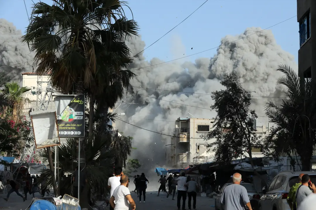 Columna de humo tras un bombardeo del Ej&eacute;rcito de Israel contra el campamento de refugiados de Bureij. EP / Archivo