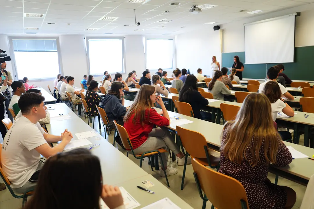 Estudiantes se examinan durante el primer d&iacute;a de las pruebas de la EBAU, en la Universidad de Cantabria. / Juanma Serrano