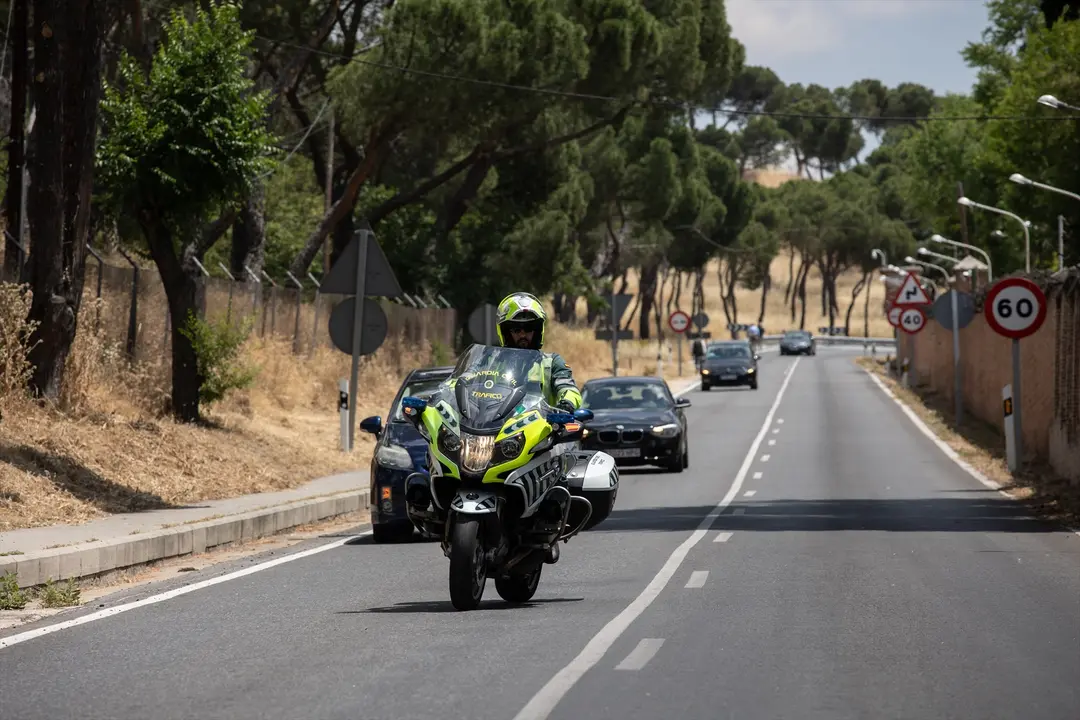 La Guardia Civil corta un tramo de la M-612, en la carretera de Fuencarral-El Pardo. Alejandro Mart&iacute;nez V&eacute;lez