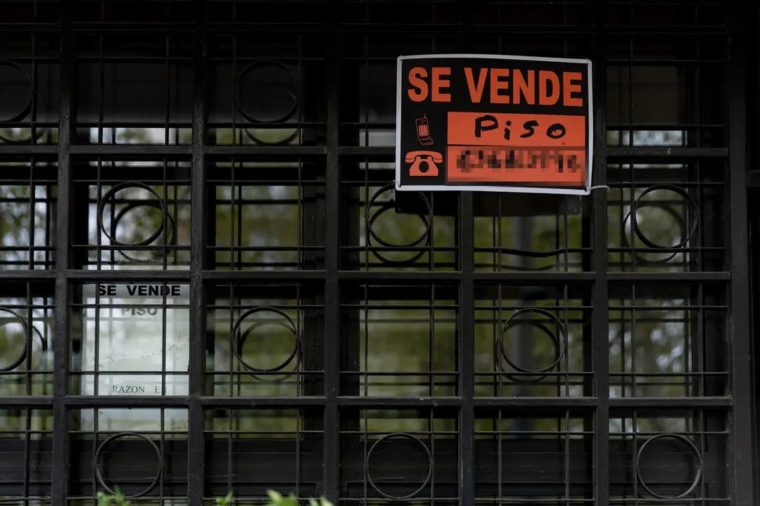 Vista de un cartel de 'Se vende' en un portal de un edificio. Eduardo Parra / Archivo