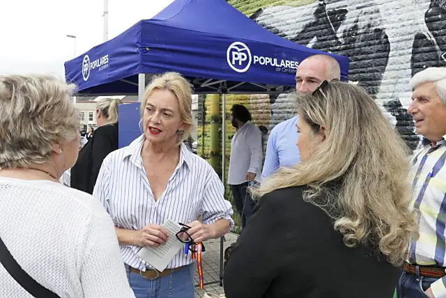 La candidata del Partido Popular al Parlamento Europeo, Mar&iacute;a Luisa Pe&oacute;n ayer en el mercado de Torrelavega. / Alerta
