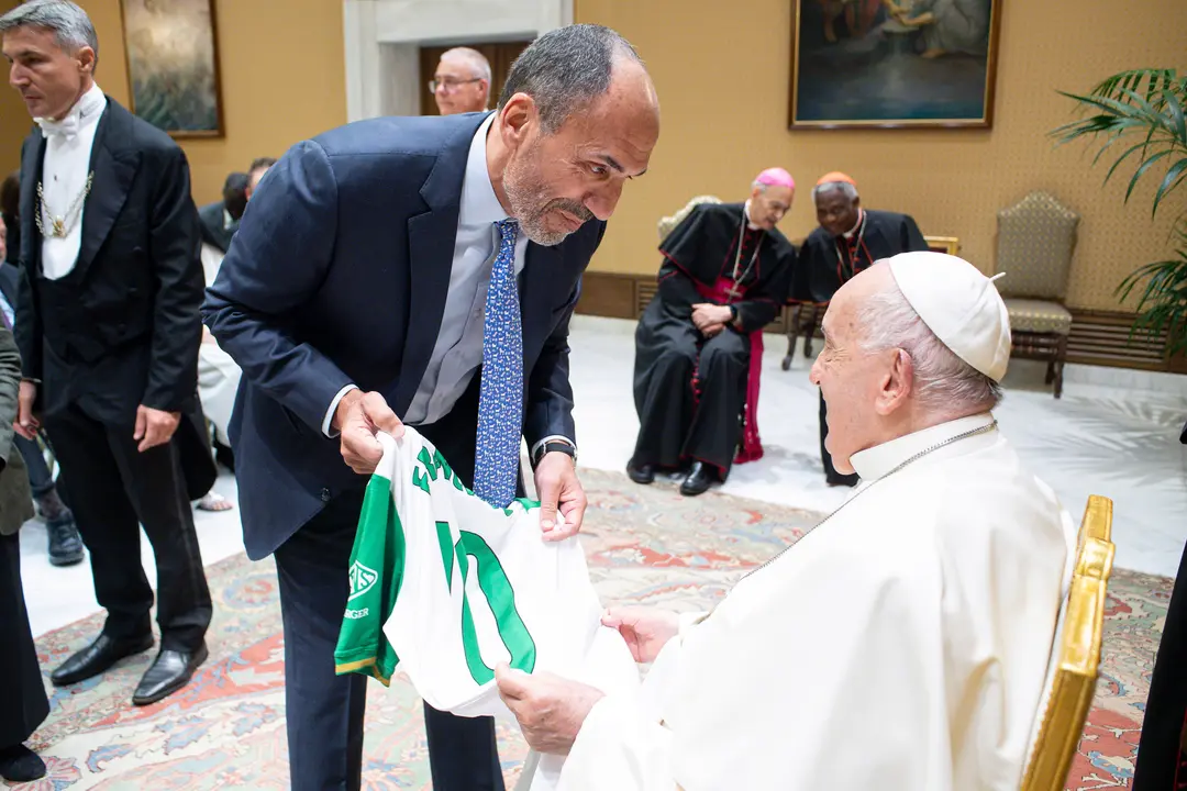 Sebasti&aacute;n Ceria le entrega la camiseta del 111 aniversario al papa Francisco. / Vatican Media