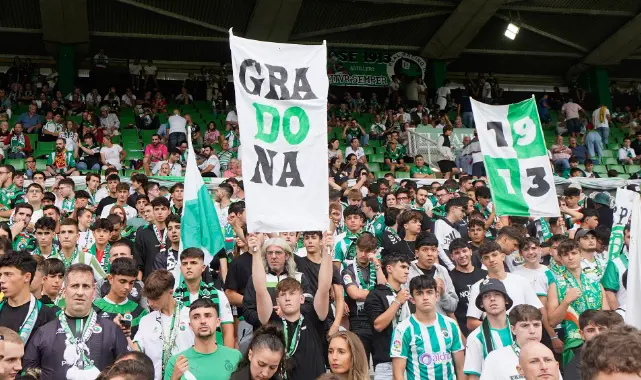 Aficionados racinguistas durante un partido en El Sardinero. / RRC