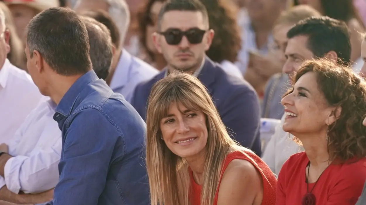 El secretario general del PSOE y presidente del Gobierno, Pedro S&aacute;nchez, junto a su mujer, Bego&ntilde;a G&oacute;mez, en un acto de campa&ntilde;a por el 9J. &Aacute;lex Zea