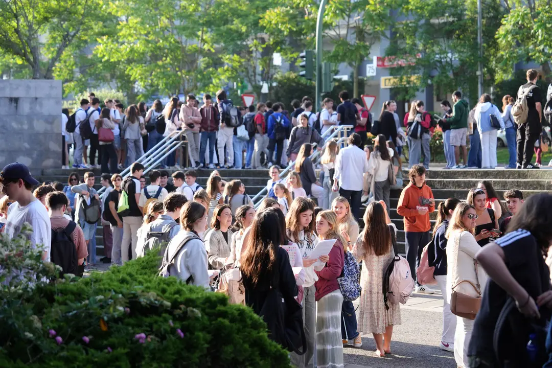 Estudiantes a su llegada al primer d&iacute;a de las pruebas de la Evaluaci&oacute;n del Bachillerato para el Acceso a la Universidad (EBAU). / Juanma Serrano