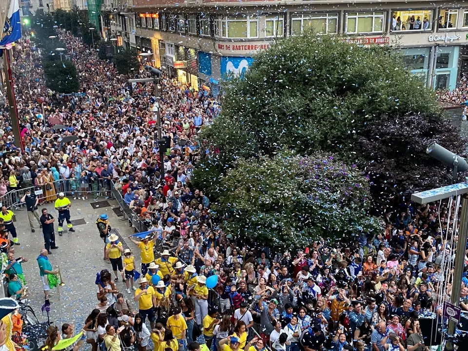 Gente en la Plaza del Ayuntamiento de Santander durante el chupinazo de la Semana Grande, hace unos a&ntilde;os. Archivo