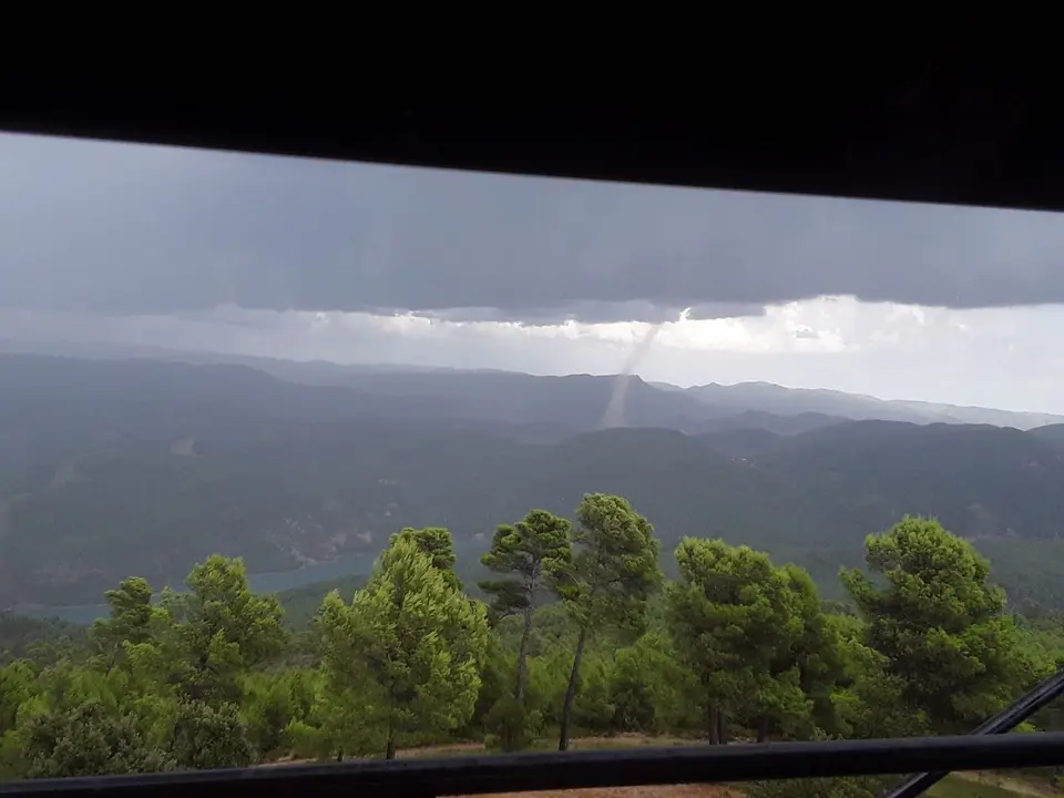 Vista de un peque&ntilde;o tornado en Tu&eacute;jar (Valencia) hace unos a&ntilde;os. EP / Archivo
