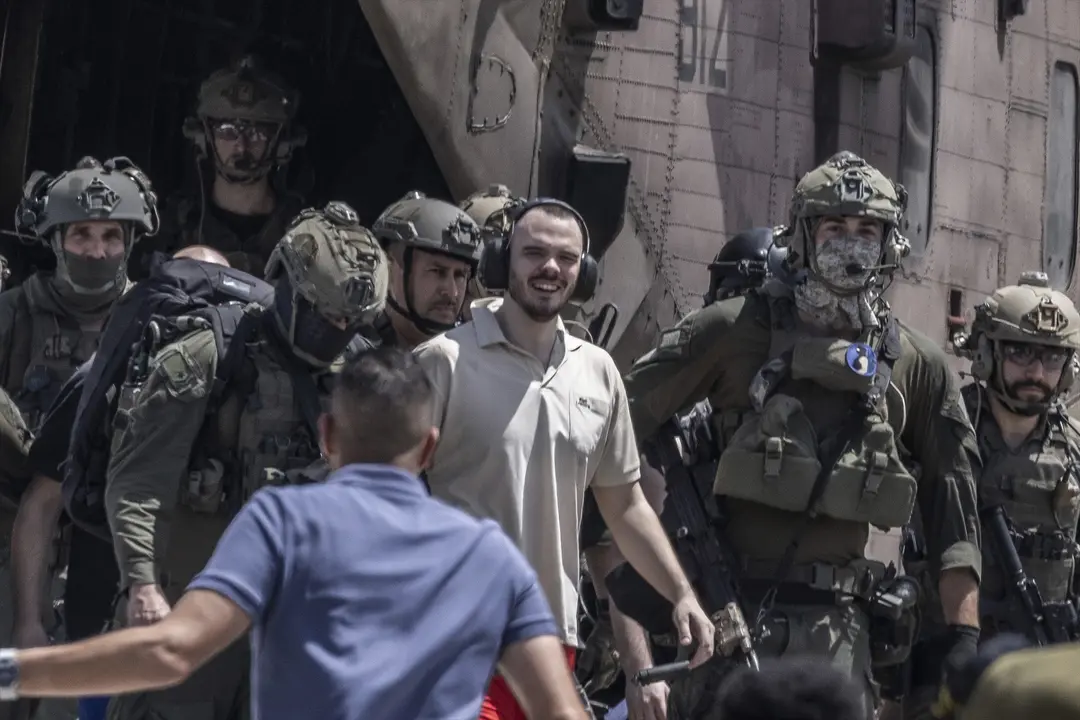 Andrey Kozlov (centro), de 27 a&ntilde;os, uno de los cuatro rehenes israel&iacute;es secuestrados por Ham&aacute;s en el festival de m&uacute;sica Nova el 7 de octubre, llega en helic&oacute;ptero al centro m&eacute;dico Sheba en Ramat Gan. Ilia Yefimovich